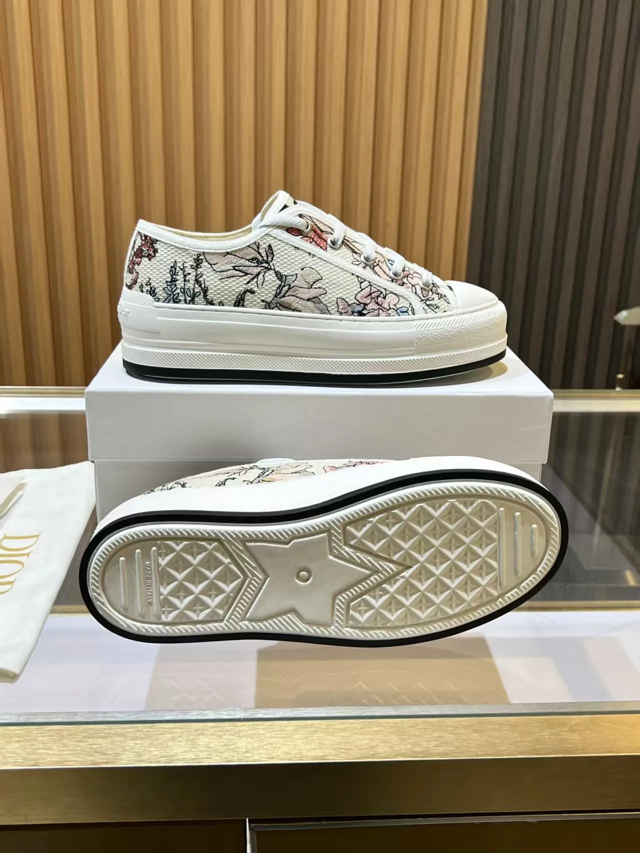 👟👟Ex-factory price 520👟👟 Walk‘n’Dior embroidered mid-top casual shoes are new in 2025. On the fashion stage, Dior embroidered shoes are the well-deserved protagonist. Delicate stitching is used on the upper, every stitch is devoted to the craftsman's efforts, and every thread is woven with artistic poetry. From complex floral patterns to smart geometric textures, embroidery is like the magic that gives shoes life, allowing them to show dynamic beauty even in static conditions.   Wearing Dior embroidered shoes feels like stepping into a dream world full of art. It is not only a pair of shoes, but also a walking piece of art that perfectly integrates fashion and culture. Whether you are strolling on the bustling city streets or attending important social occasions, Dior embroidered shoes can add unique charm to your style and become the focus of everyone's attention.   Choosing Dior embroidered shoes means choosing a persistent pursuit of quality and a unique understanding of fashion. Let it accompany you through every wonderful moment and leave your own fashion mark.  Material: Sheepskin lining, feet, silk cowhide, size 35-41, heel height 5cm